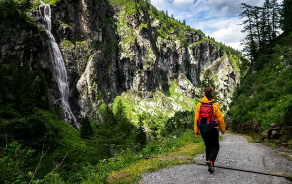 Wandern am Wasserfall