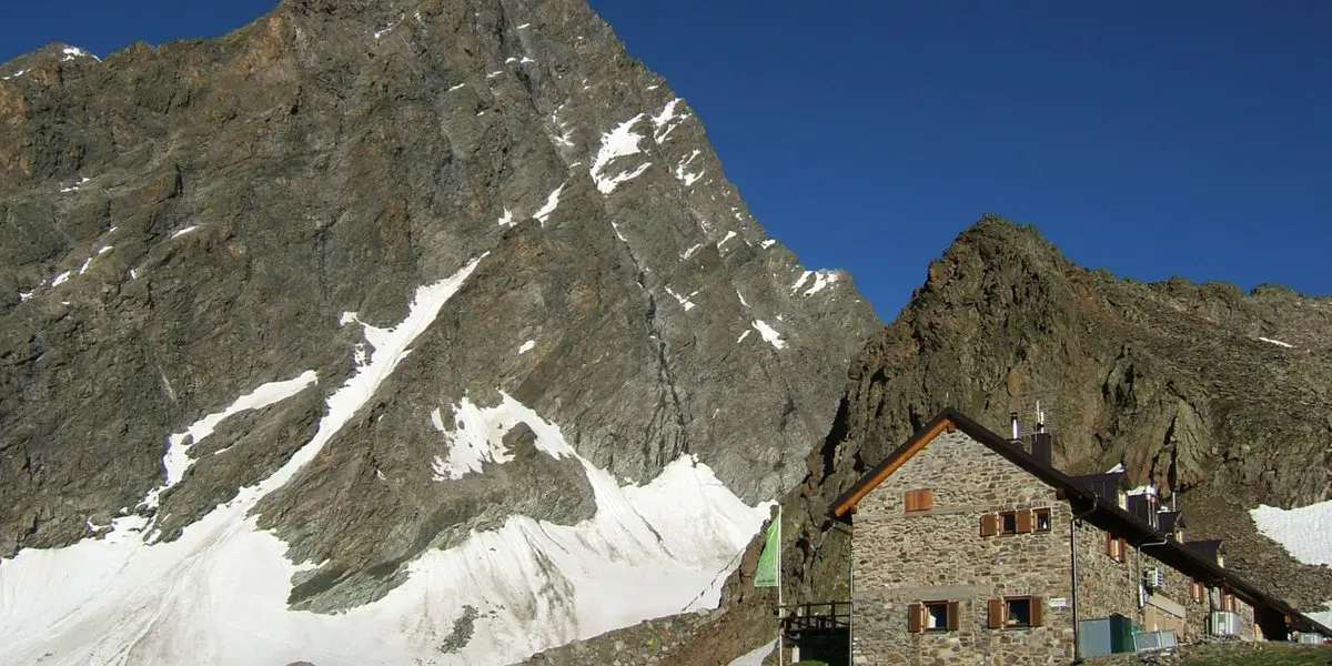 Die Kaunergrathütte vor der Watzespitze, 3533m