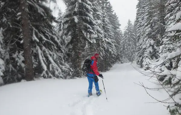 Hyphensports für Wandern im tiefen Winter