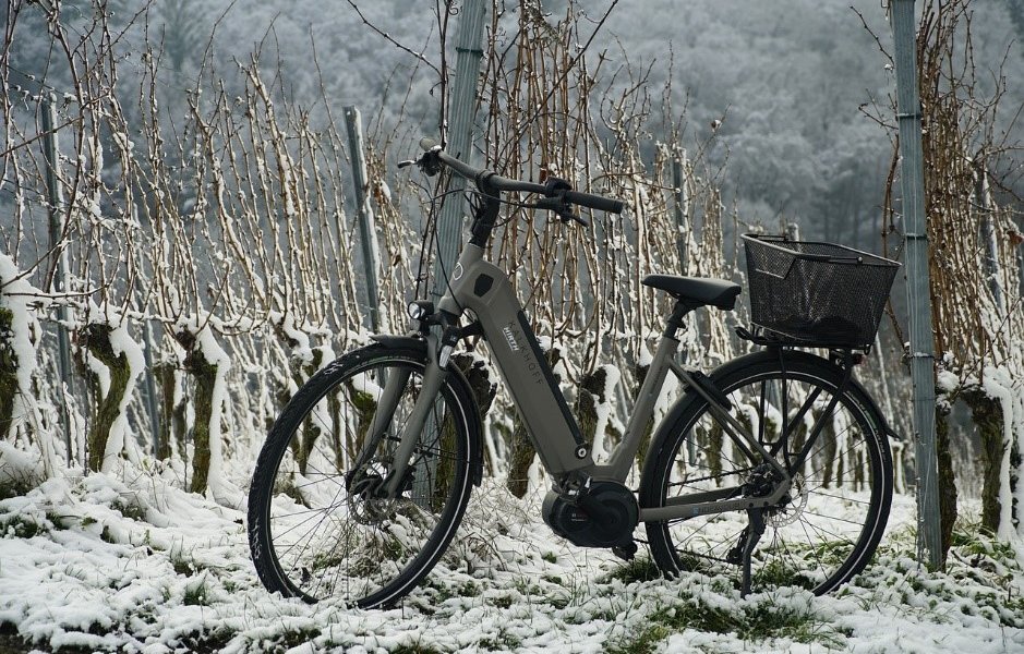 E-Bike-Besitzer fahren oft auch im Winter mit ihrem Zweirad. Das ist gesund und hält beweglich.