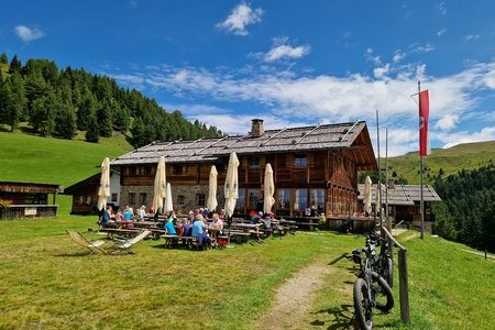 Schutzhütte Kreuzwiesenalm aus dem Pustertal