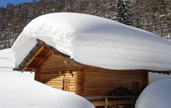 Verschneite Hütte