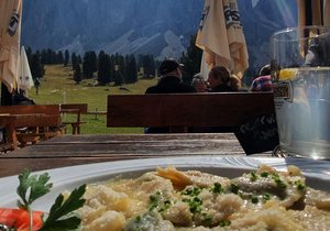 Kulinarik am Berg genießen. Ein Bonus von Wandern mit Guide.