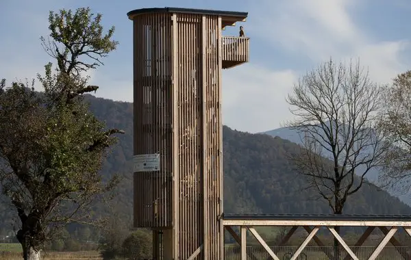 Aussichtsturm der Moorlandschaft