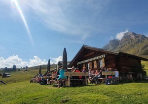 Besondere Hütten in den Bergen mit authentischem Auftritt und regionalen Speisen auf hohen Niveau.