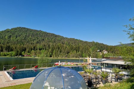 Pure Erholung im Naturschwimmbad im Sommer in Österreich