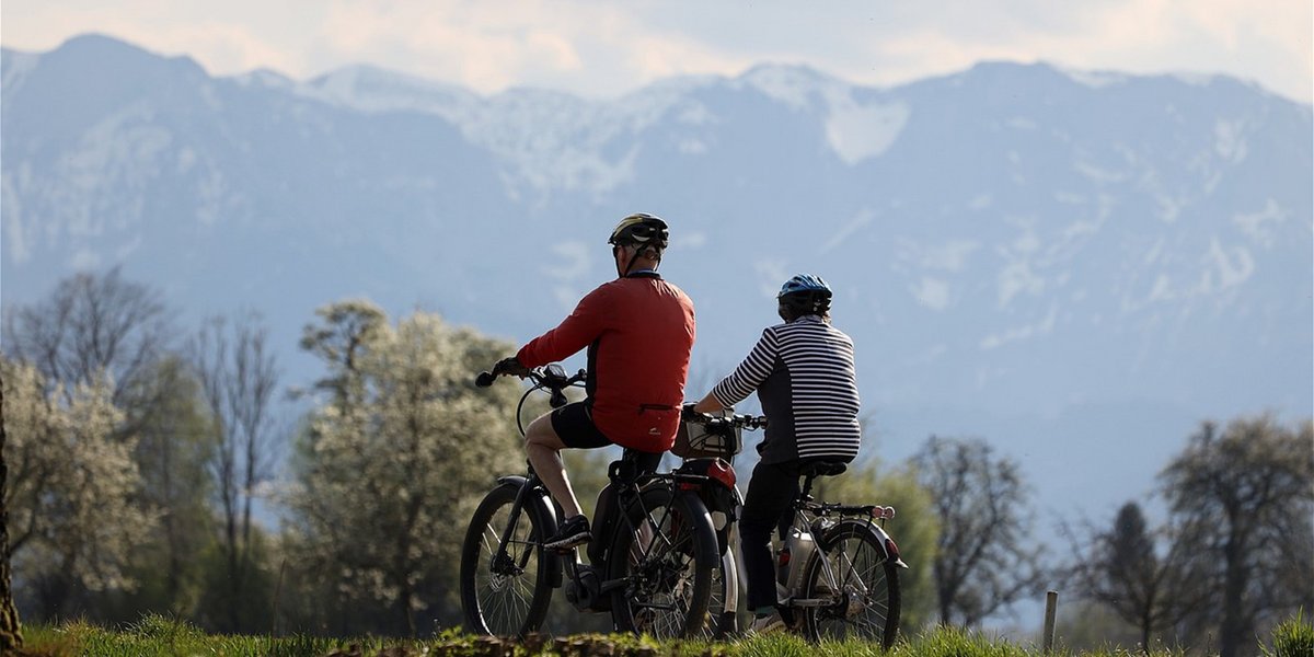 Mit dem E-Bike können auch Senioren weite Strecken fahren und ihren Urlaub intensiver genießen.