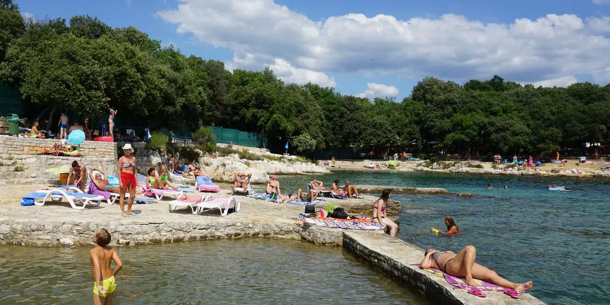 Baden im Ferienort Funtana unweit vom Polidor Campingplatz