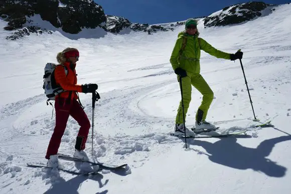 Skitouren & Winterabenteuer: Erkunde das Stubaital auf Ski.