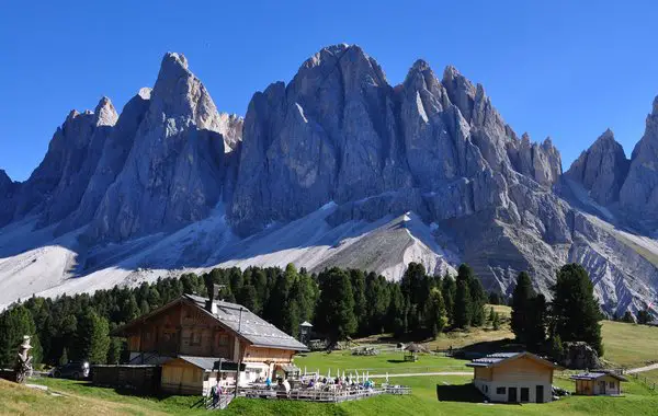 Geisleralm mit Geislerspitzen