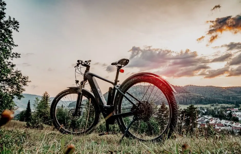 Mit dem E-Mountainbike lassen sich am Urlaubsort weite Strecken zurücklegen.