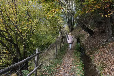 Kuenser Waalweg mit Gasthaus Longfall