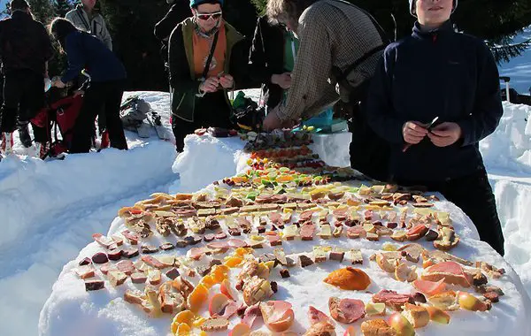 Schneetisch zum Brotzeitmachen