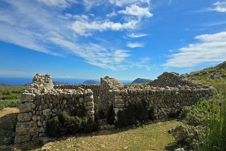 Schneegruben und Schneehaus am Puig d’en Galileu