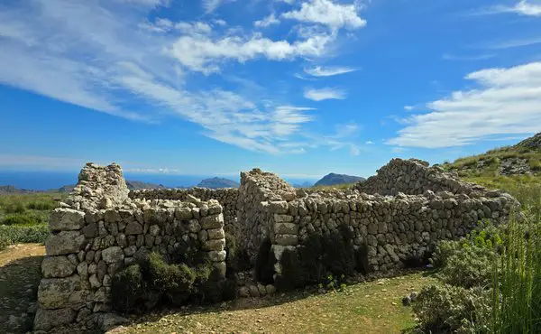 Schneegruben und Schneehaus am Puig d’en Galileu