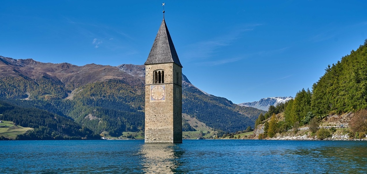 wanderbarer Kirchturm im Reschensee