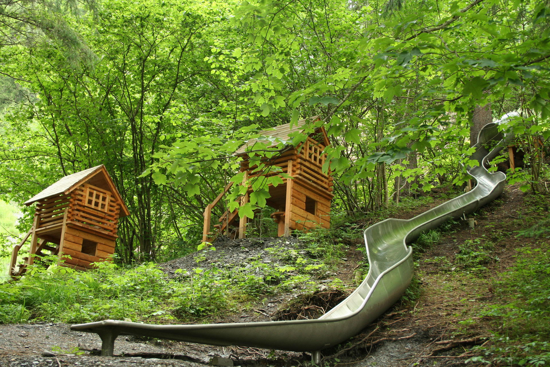 Nature play. Детские площадки на склоне. Детская горка на склоне. Горка на склоне. Детская площадка на косогоре.