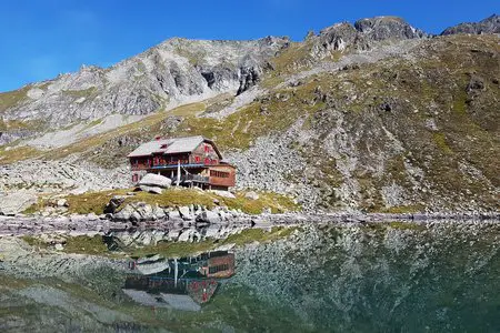 Arthur-von-Schmid-Haus (2281 m) vom Parkplatz Dösner Tal