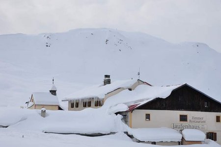 Ehemaliges Jaufenhaus (1990 m) von der Jaufenstraße