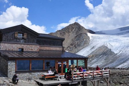 Similaunhütte (3016 m) von der Martin Busch Hütte