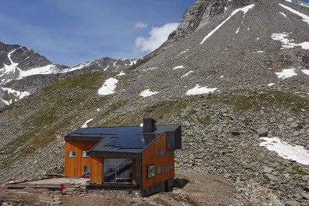 Edelrauthütte (2545 m) vom Neves-Stausee