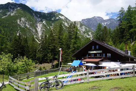 Lehnberghaus vom Badesee Mieming