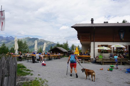 Versing Alm (1964m) von der Bergstation der Medrigjochbahn