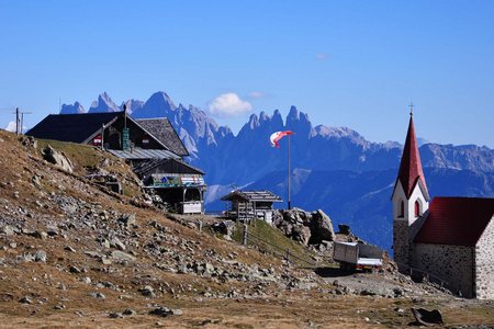 Schutzhaus Latzfonserkreuz (2305 m) vom Parkplatz Kühhof