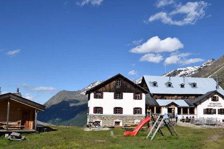 Zufallhütte (2265 m) vom Parkplatz Hintermartell