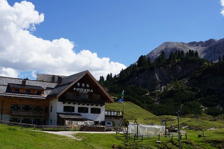 Fodara Vedla Hütte (1980 m) vom Rifugio Ra Stua