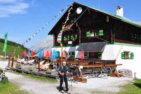 Pfeishütte (1922 m) aus dem Halltal