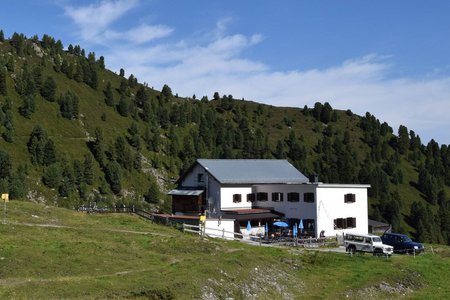 Adolf Pichler Hütte (1977m) von der Kemater Alm