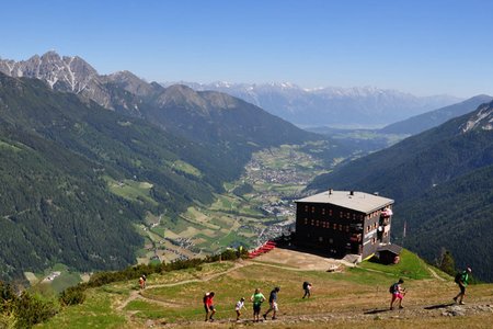 Elferhütte (2080 m) von der Bergstation Elfer