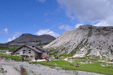 Puezhütte (2475 m) von Kolfuschg