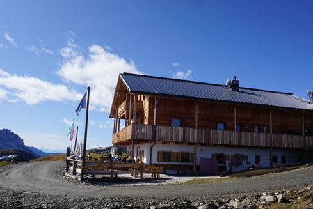 Maurerberghütte (2157m) vom Parkplatz Pé de Börz