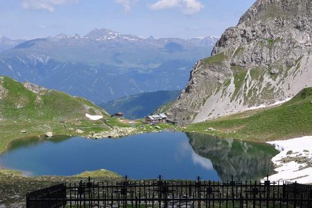 Obstanser Seehütte (2304) und Kriegerfriedhof (2370 m)