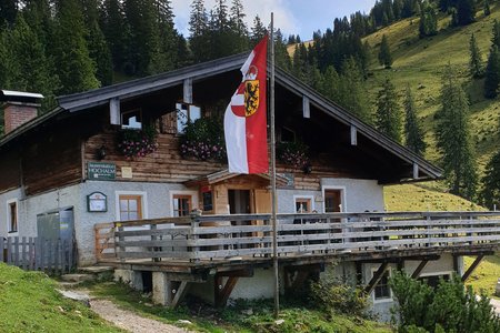 Hochalm (1400m) und Heutalkapelle aus dem Heutal