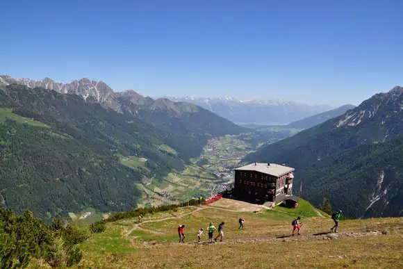 Hütte zu Hütte im Sommer in den Ostalpen