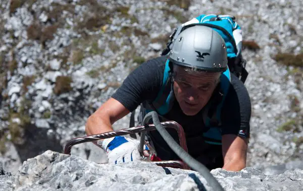 Einstieg in einen Klettersteig