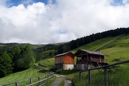 Klausner Hütte (1923 m) über Almenweg vom Parkplatz Kühhof