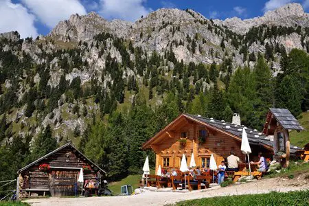 Kaserill Alm (1920 m) vom Parkplatz Zanser Alm