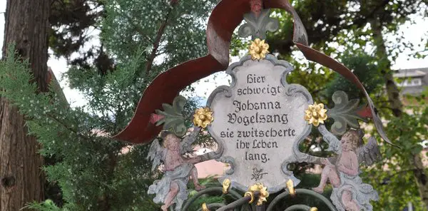 Museumsfriedhof Tirol Friedhof mit lustigen Sprüchen