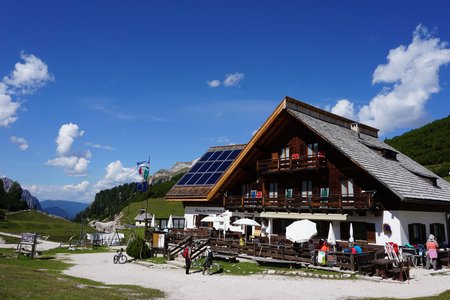 Fodara Vedla Hütte (1980 m) von der Pederü Hütte