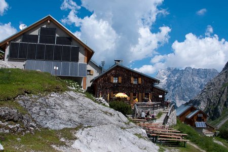 Coburger Hütte (1917 m) von der Ehrwalder Almbahn