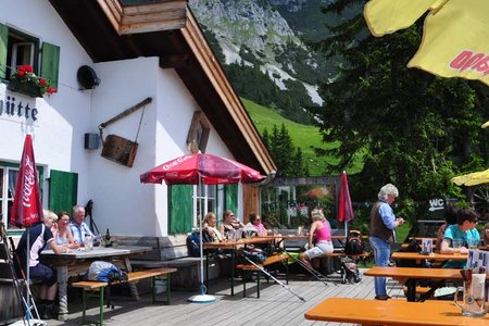 Wettersteinhütte (1717 m) vom Parkplatz Stupfer