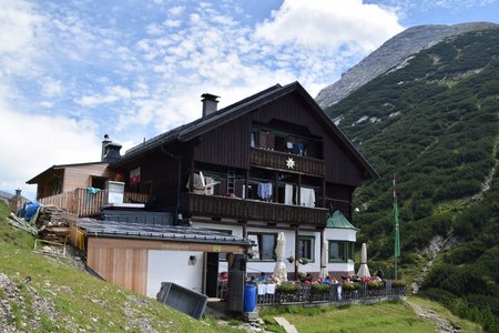 Solsteinhaus (1805 m) vom Bahnhof Hochzirl