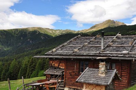 Klausner Hütte (1923 m) vom Parkplatz Kühhof