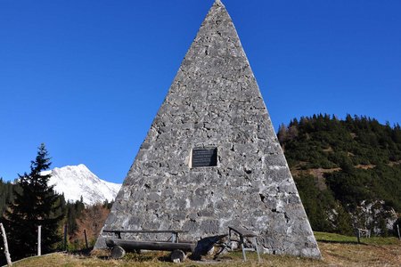 Kaisersäule (1700 m) vom Schlosshof bei Thaur