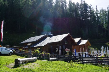 Karröster Alm vom Parkplatz Geolehrpfad