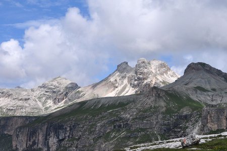 Östliche Puezspitze (2913 m) vom Grödner Joch